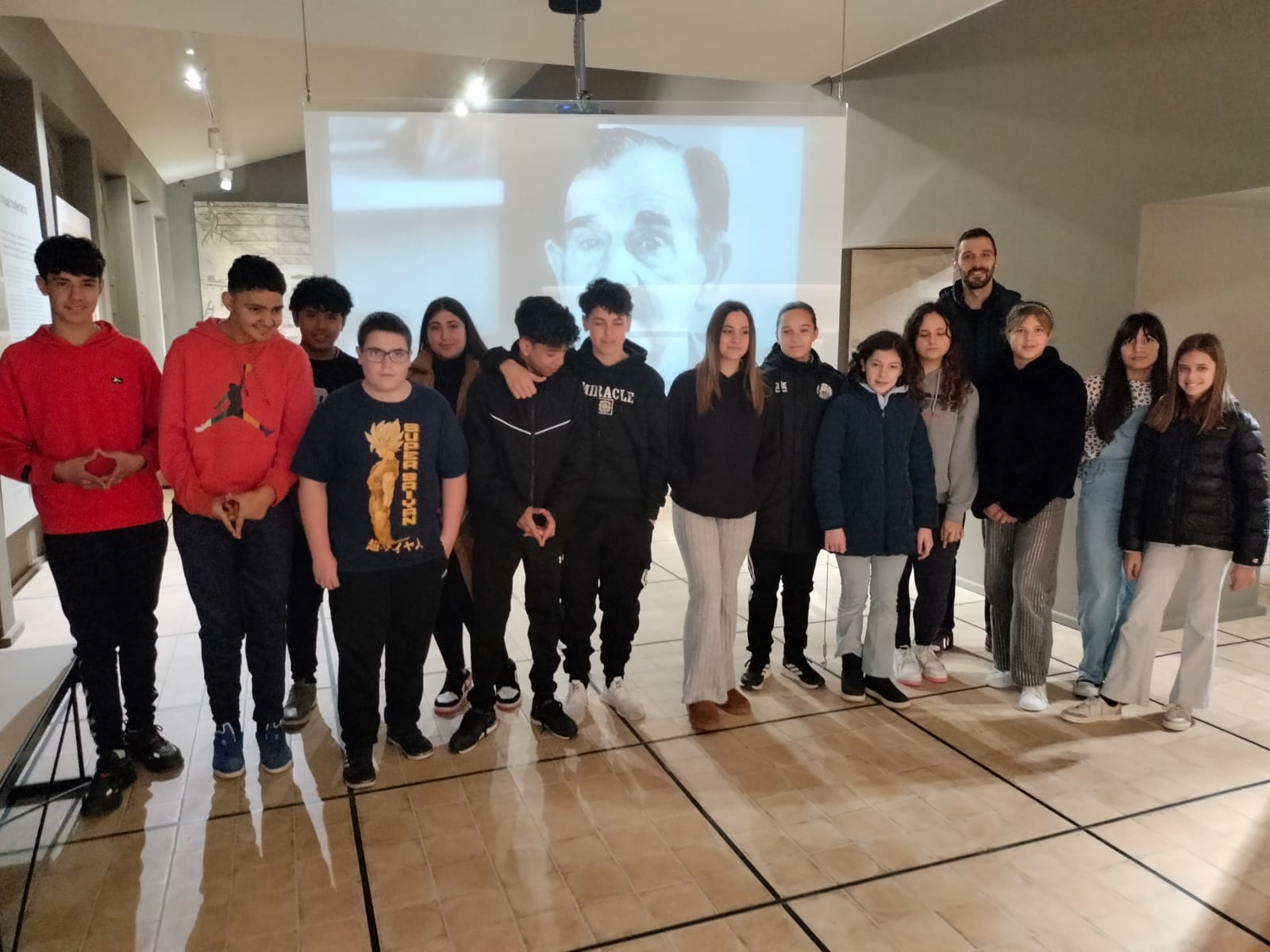 Nuestros alumnos de 1º visitan con sus profesores de Historia la sala de exposición del Alto de la Cruz del Castillo de Cortes