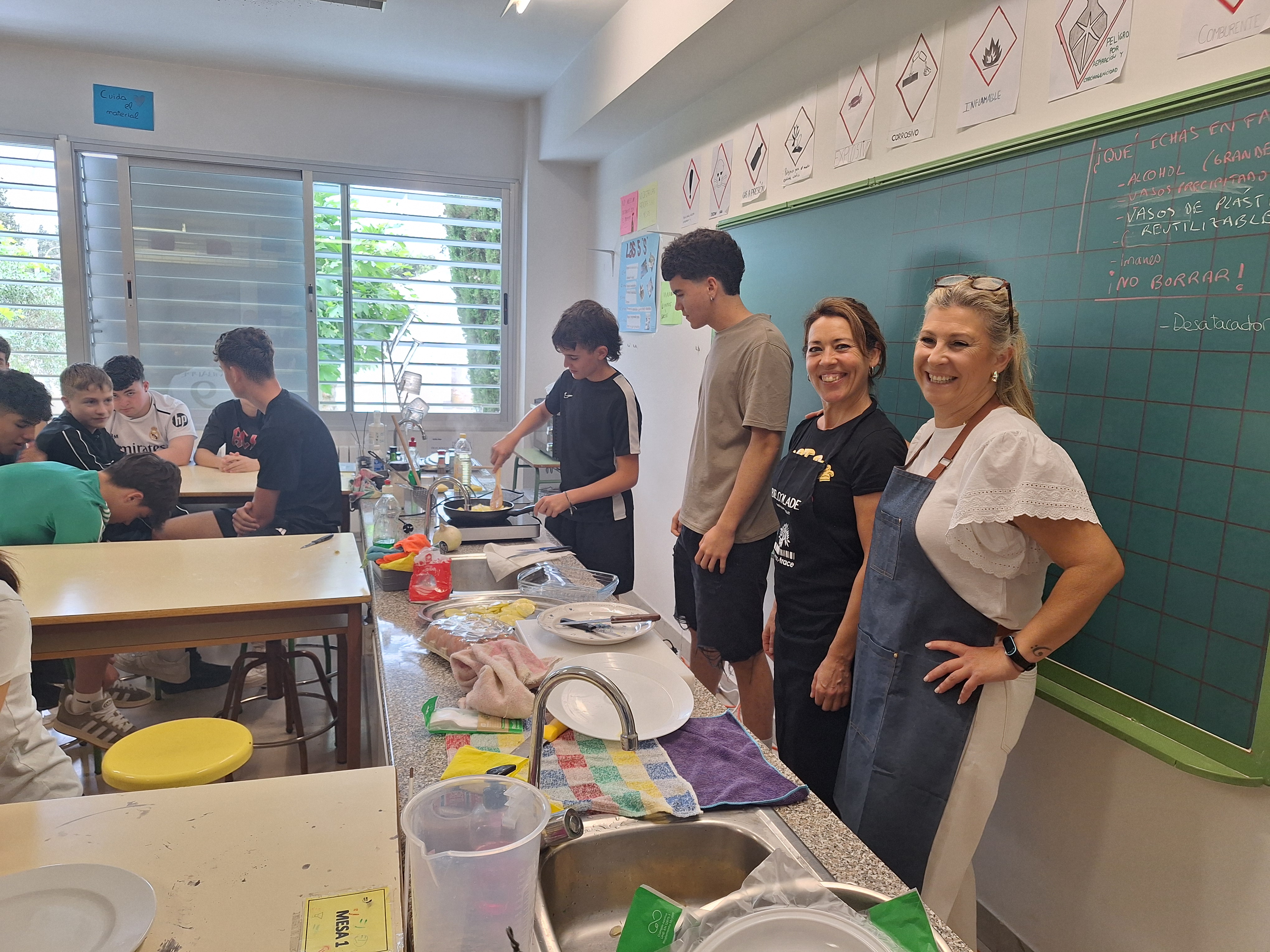 Hoy dos madres de nuestro alumnado de 3º A han venido a cocinar con ellos una tortilla de patata. Ha debido de salir muy bien, porque ni probarla les han dejado.