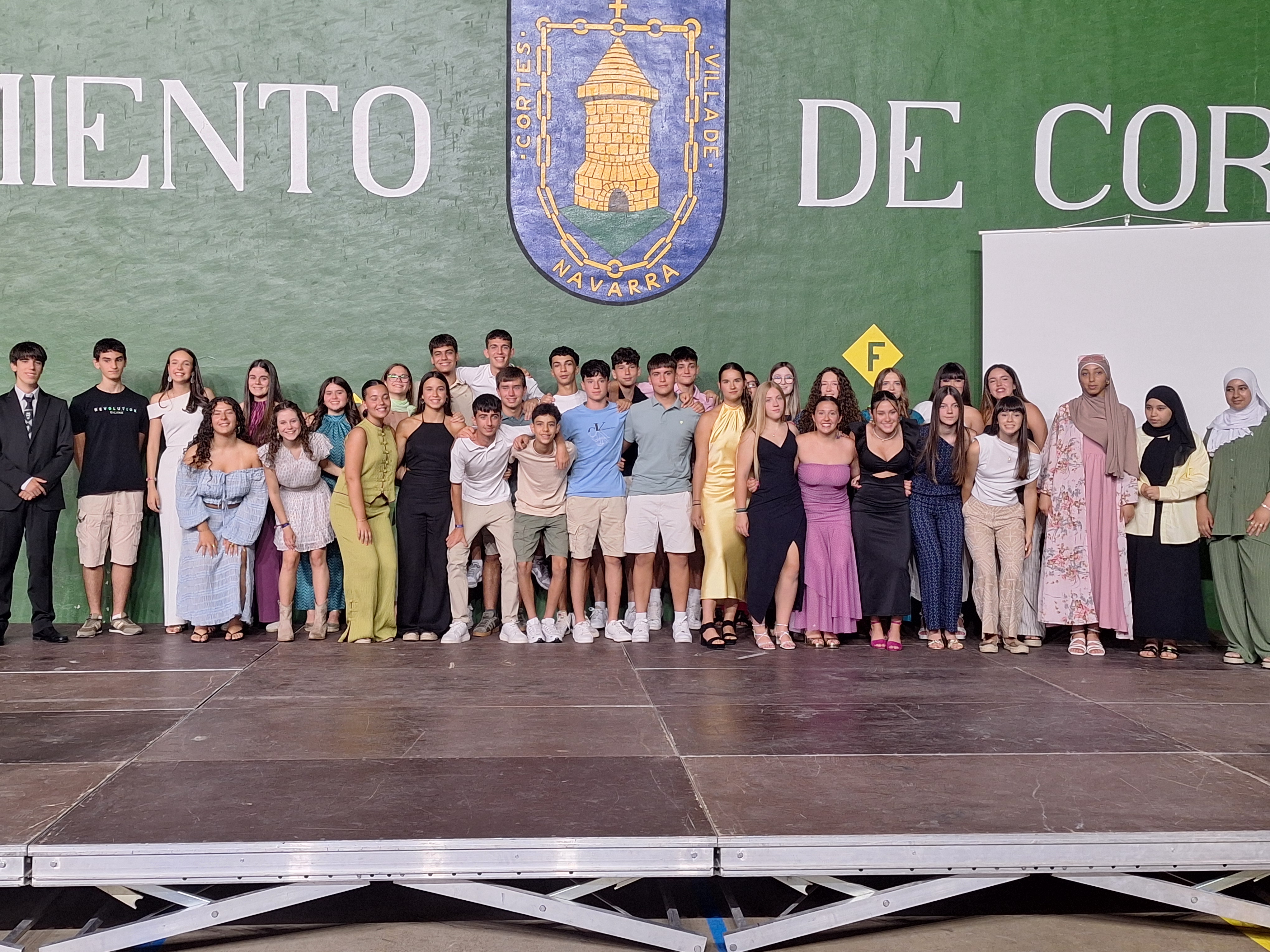 Ahí están nuestros chicos y chicas...un curso más cerrando una etapa, con la alegría y expectación que supone abrir una nueva...en la que les animamos para que aprovechen cada una de las oportunidades que se les brinde