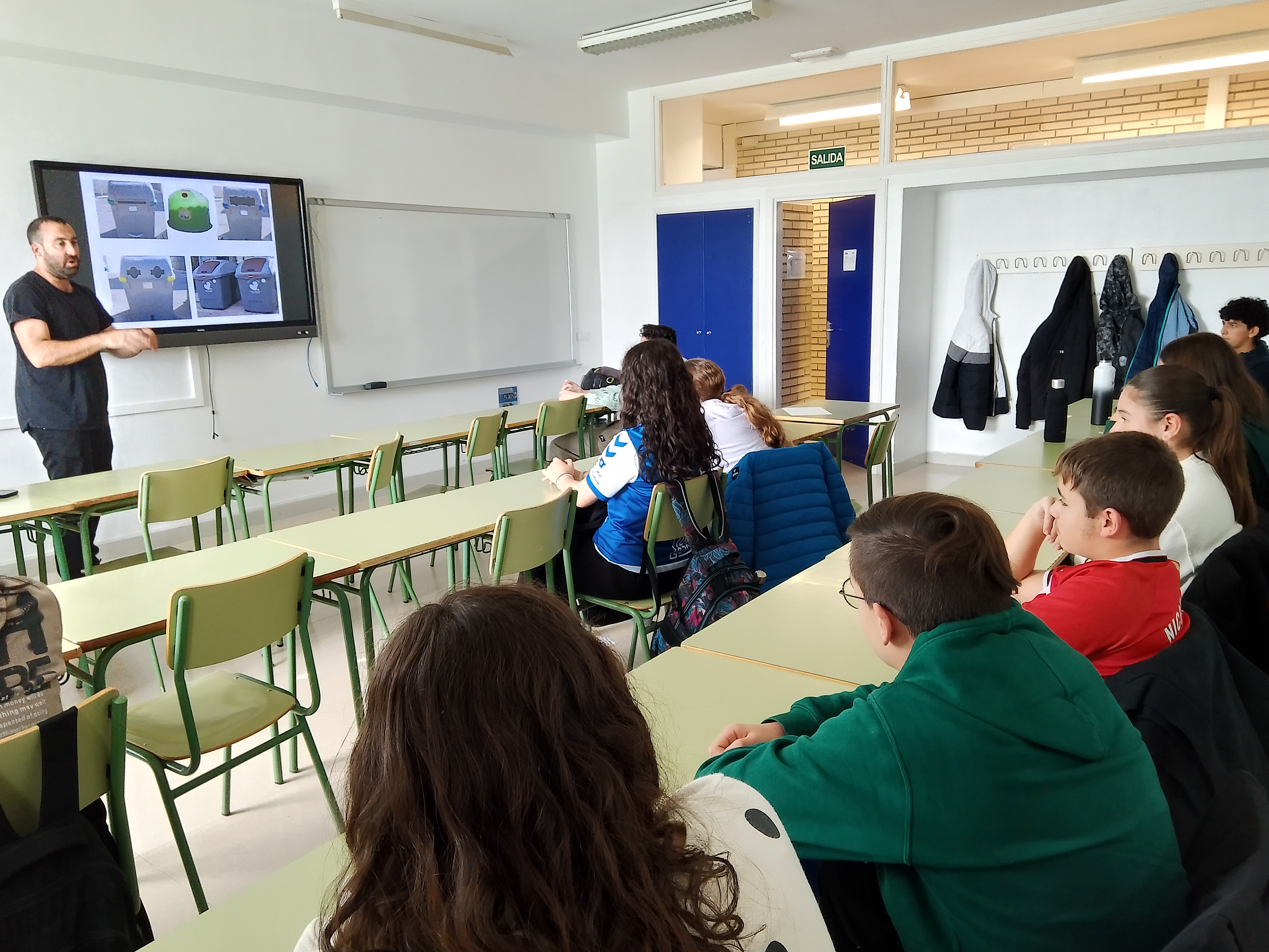Talleres medioambientales con nuestro alumnado para que entre todos y todas contribuyamos a nuestro bienestar con un poco, solo un poco, de esfuerzo