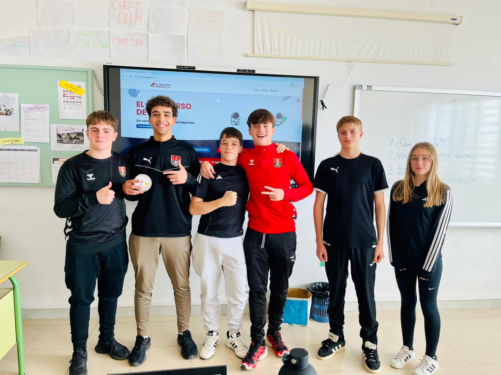 Finalizado el concurso de bolsa proclamamos ganador a Hecham Guettou, ganador del premio local del Concurso de Bolsa, se le hace entrega del primer premio, un queso curado, patrocinado por Granja el Moro de Figarol. ¡Gracias al alumnado de Economía por participar en la iniciativa!