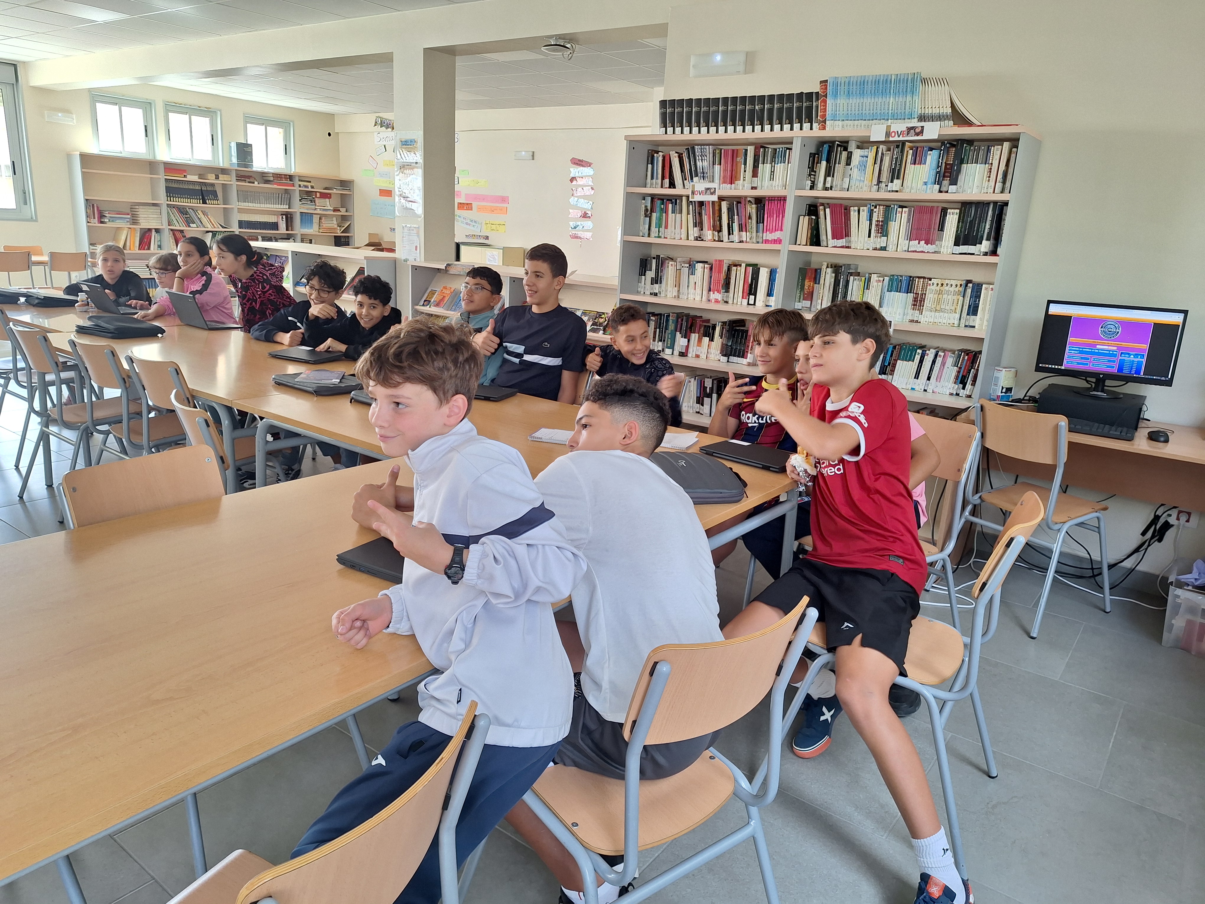 El alumnado ha estado en la biblioteca durante el recreo, participando en una actividad relacionada con el Día Europeo de las Lenguas, compartiendo con sus compañeros y aprendiendo más sobre nuestra diversidad lingüística